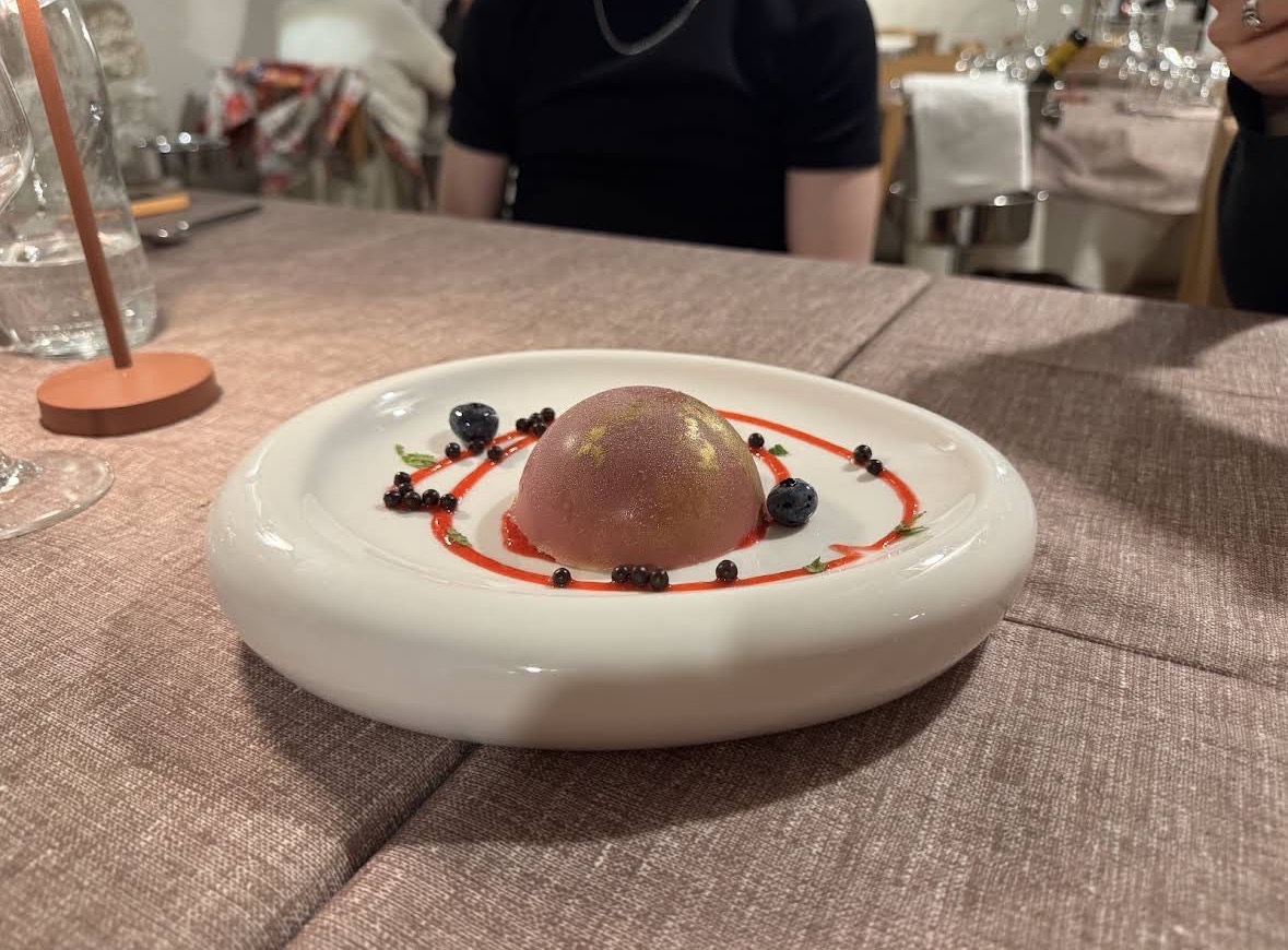 Semifreddo a cupola con frutti di bosco