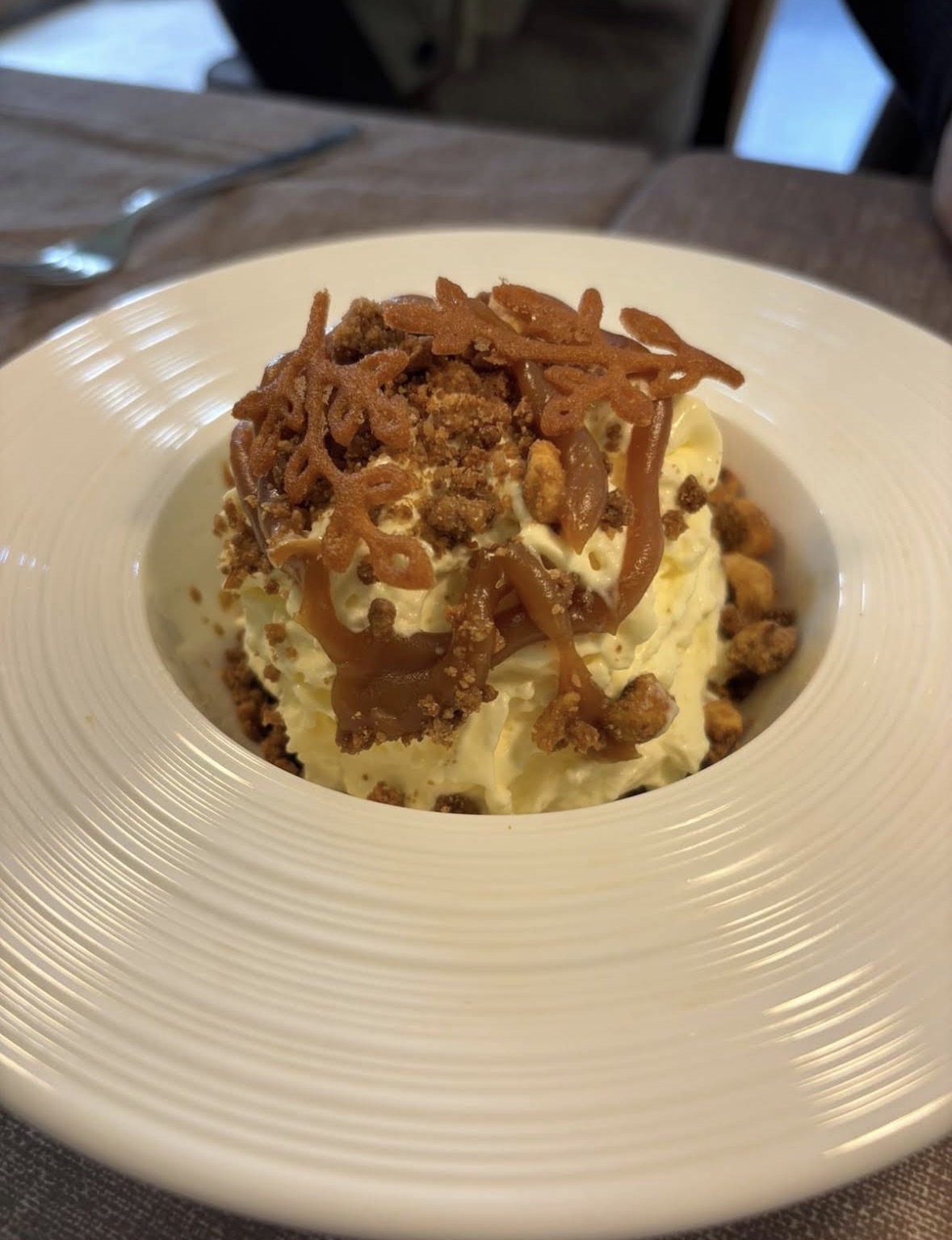 Dolce con crema, caramello e crumble