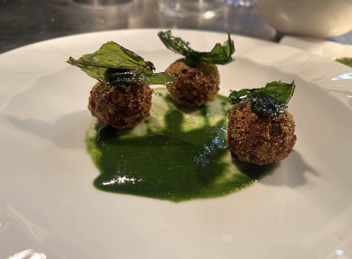 Sfere croccanti su crema verde, cucina del Silenda Ristorante