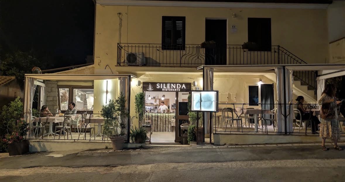Silenda Ristorante, esterno del locale la sera